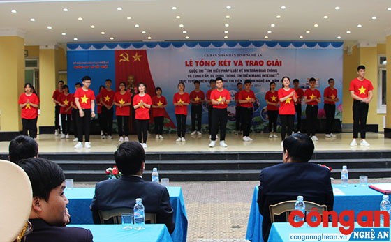 Một tiết mục văn nghệ của các em học sinh Trường THPT Lê Viết Thuật – TP Vinh