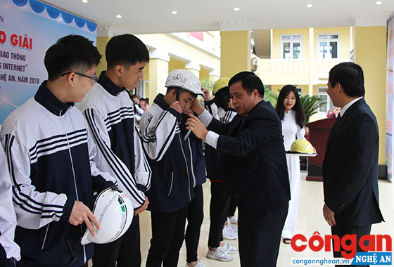 Đồng chí Huỳnh Thanh Điền - Phó Chủ tịch UBND tỉnh và đồng chí Nguyễn Bá Hảo – Phó Giám đốc Sở Thông tin và Truyền thông trao mũ bảo hiểm cho 10 học sinh đạt giải cao trong cuộc thi của Trường THPT Lê Viết Thuật- TP Vinh