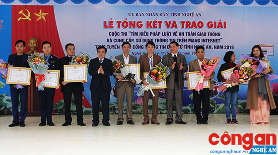 Trao 64 giải thưởng cuộc thi tìm hiểu pháp luật ATGT qua internet