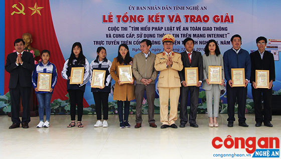 Ban tổ chức trao bằng khen UBND tỉnh cho tập thể, cá nhân có thành tích trong Tổ chức cuộc thi và tham gia thi nhiều nhất