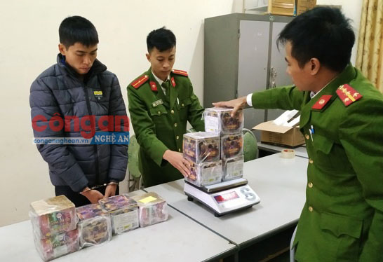 Bắt đối tượng mua bán hơn 13 kg pháo