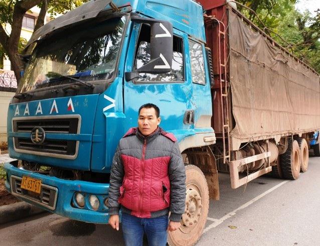 Đối tượng và xe ôtô vận chuyển hàng nhập lậu bị bắt giữ.