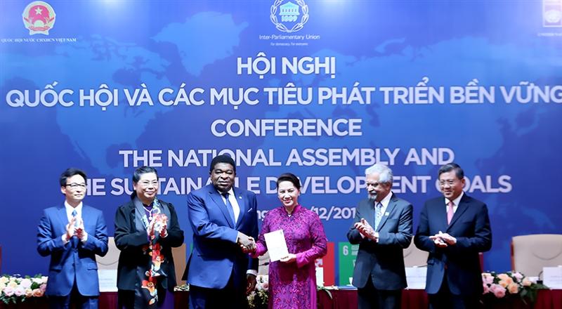 Ông Martin Chungong, Tổng thư ký Liên minh Nghị viện thế giới trao Bộ Công cụ tự đánh giá việc thực hiện các mục tiêu phát triển bền vững dành cho các Nghị viện (bảng tiếng Việt) cho Chủ tịch Quốc hội Nguyễn Thị Kim Ngân. Ảnh VGP/Đình Nam