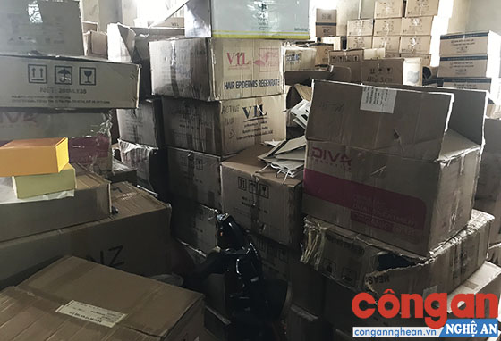 Hàng tấn mỹ phẩm được cất giữ tại căn phòng rộng khoảng 30m2
