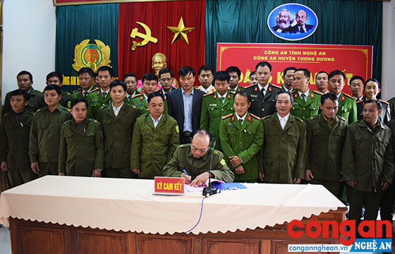 Các đội nghiệp vụ, các tổ chức đoàn thể và Công an các xã, thị trấn ký cam kết thực hiện nhiệm vụ CCHC năm 2019