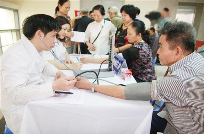 Thủ tướng trả lời chất vấn về chế độ, chính sách đối với cán bộ Y tế