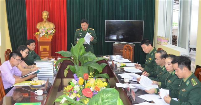 Ban giám khảo tổ chức chấm bài cuộc thi  “Tìm hiểu về biên giới và bộ đội biên phòng” cấp tỉnh