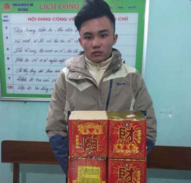 Thanh niên điển trai buôn 6kg pháo