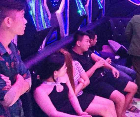 Nhóm thanh niên bay, lắc trong quán karaoke