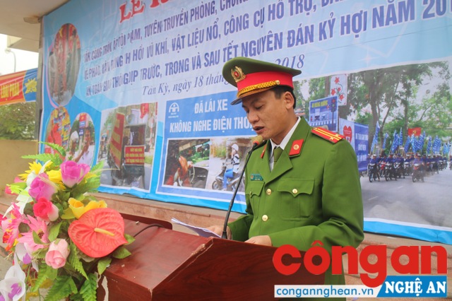 Trung tá Phạm Vũ Cường - Trưởng Công an huyện thông qua Mệnh lệnh của Giám đốc Công an tỉnh, Chỉ thị số 10 của BTV Huyện ủy và Kế hoạch số 50 của UBND huyện về Mở đợt cao điểm tấn công trấn áp tội phạm