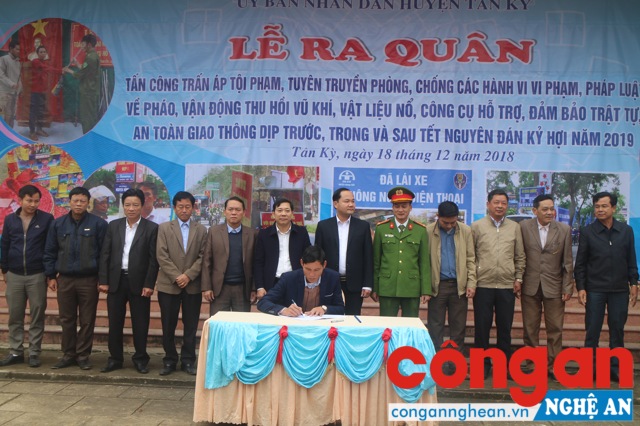 Công an huyện Tân Kỳ cùng các cơ quan ban ngành đoàn thể ký giao ước thi đua