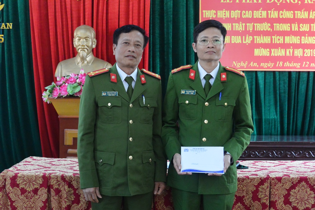 Đồng chí Trưởng phòng trao tặng số tiền ủng hộ cho CBCS bị ốm đau trong đơn vị