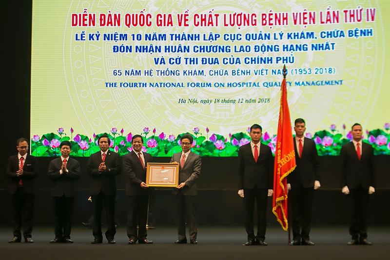 Thay mặt lãnh đạo Đảng, Nhà nước, Phó Thủ tướng Vũ Đức Đam trao tặng Huân chương Lao động hạng Nhất cho Cục Quản lý khám, chữa bệnh (Bộ Y tế). Ảnh: VGP/Đình Nam
