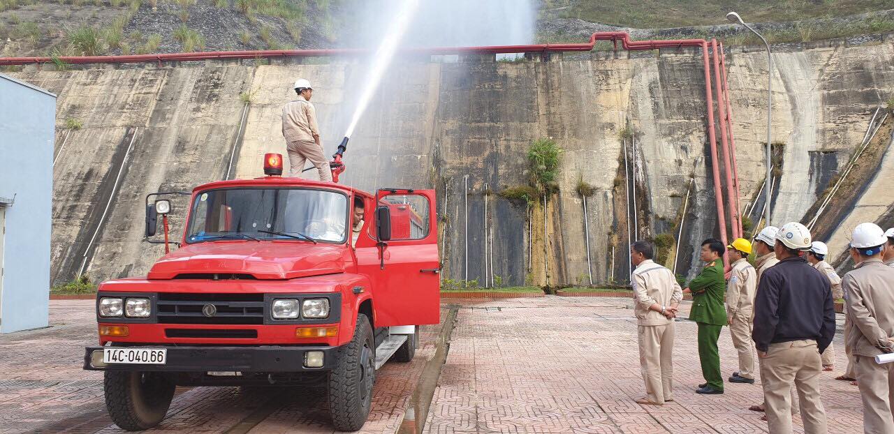 Thông qua lớp tập huấn nhằm nâng cao nhận thức, trách nhiệm cho cán bộ, công nhân viên nhà máy