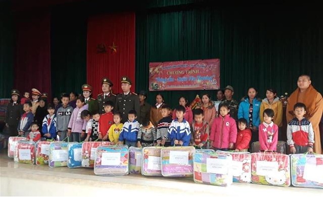 Tặng quà cho các gia đình có hoàn cảnh khó khăn
