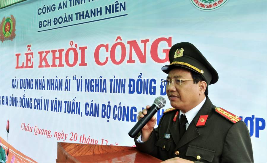 Đại tá Hồ Văn Tứ Phó Bí thư Đảng ủy, Phó Giám đốc Công an tỉnh mong muốn các tổ chức, cá nhân và cấp ủy, chính quyền địa phương tiếp tục quyên góp, ủng hộ để đồng chí Vi Văn Tuấn có đủ số tiền xây dựng ngôi nhà mới khang trang