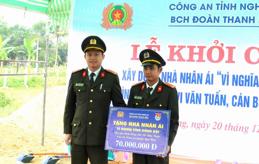 Đoàn thanh niên Công an tỉnh trích Quỹ “Vì nghĩa tình đồng đội” số tiền 70 triệu đồng hỗ trợ đồng chí Vi Văn Tuấn xây dựng Ngôi nhà nhân ái