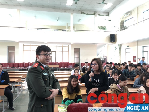 Nhiều câu trả lời được các bạn sinh viên trình bày trong buổi tuyên truyền