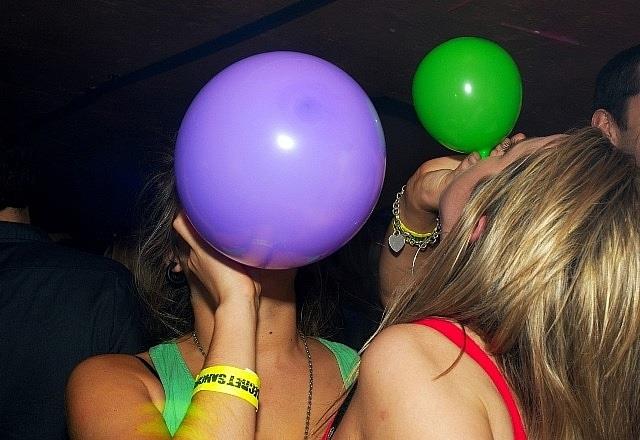 Bán 'bóng cười': Xử lý thế nào