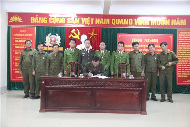 Ban công an 30 xã ký kết Giao ước thi đua.