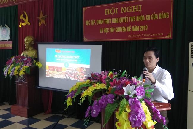 Đồng chí Hoàng Văn Thanh, Giám đốc trung tâm thông tin Ban tuyên giáo tỉnh Hà Tĩnh đến phổ biến quán triệt những nội dung cơ bản của Hội nghị Trung ương 8, (khóa XII) cho cán bộ đảng viên Phòng Cảnh sát cơ động