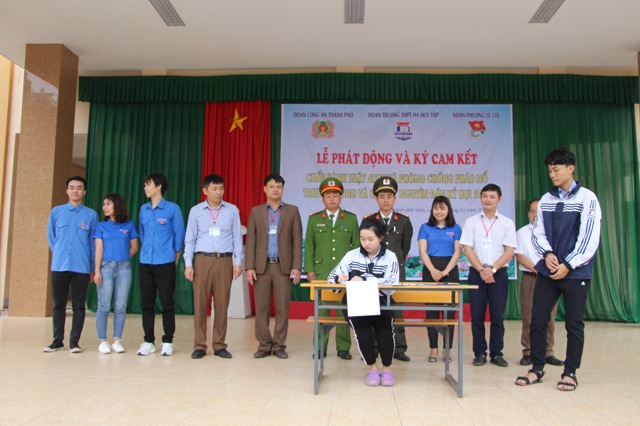 Ký cam kết phòng chống pháo nổ và đảm bảo trật tự ATGT Tết Kỷ Hợi