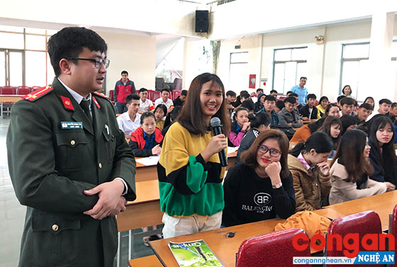 Cán bộ Phòng Tham mưu Công an tỉnh tuyên truyền về an toàn giao thông, phòng chống pháo nổ và ma túy trong học đường cho hơn 500 giáo viên, học sinh tại Trường Cao đẳng Kinh tế - Kỹ thuật số 1 thuộc Tổng Liên đoàn Lao động Việt Nam - Ảnh: Đình Hưng