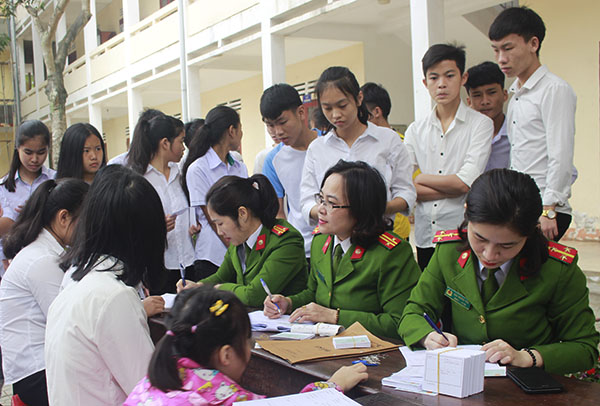 Làm miễn phí gần 300 CMND cho các em học sinh dân tộc nội trú
