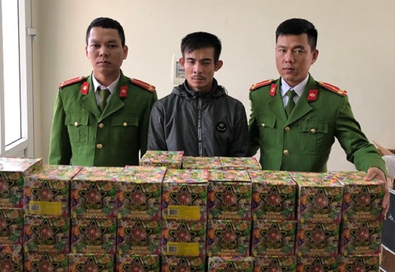 Bắt giữ đối tượng tàng trữ 65 kg pháo