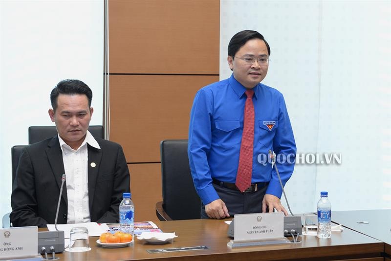 Bí thư Thường trực Trung ương Đoàn TNCS Hồ Chí Minh Nguyễn Anh Tuấn báo cáo với Chủ tịch Quốc hội Nguyễn Thị Kim Ngân