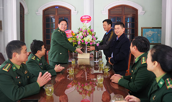 Nhân dịp Noel 2018, các cơ quan, đoàn thể đã đến chúc mừng, tặng quà các giáo xứ trên địa bàn
