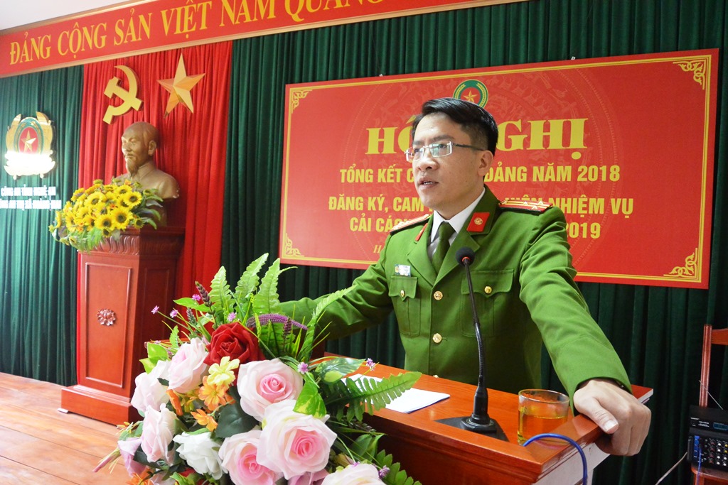 Đồng chí Thượng tá Nguyễn Bình Hà, Bí thư Đảng bộ, Trưởng Công an thị xã phát biểu khai mac hội nghị