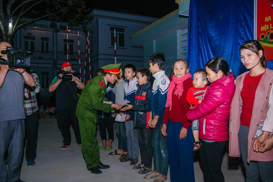 Tặng quà cho các em học sinh