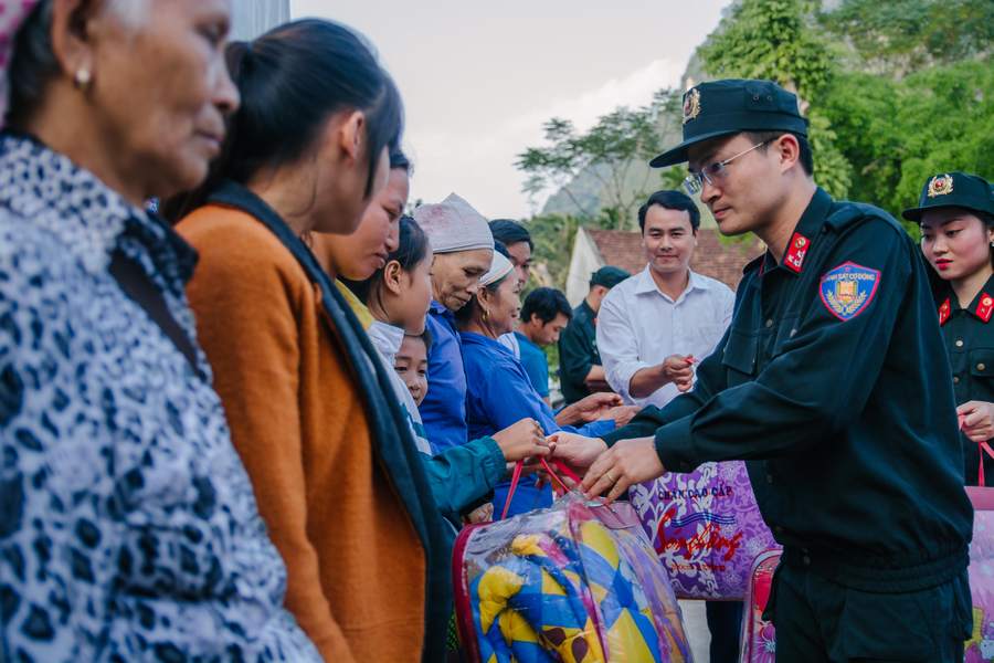 Tặng quà cho các em học sinh