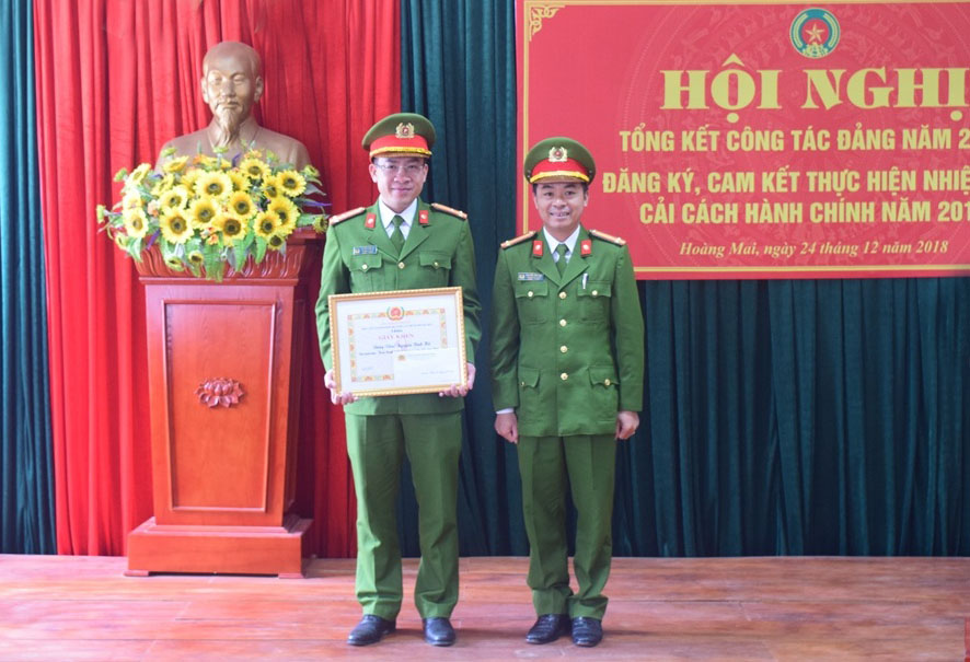 Trao Giấy khen cho Đảng viên hoàn thành xuất sắc nhiệm vụ