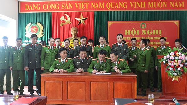 Dịp này, các đội nghiệp vụ, Công an các phường, Đoàn TN, Hội phụ nữ, Công đoàn đã ký cam kết thực hiện các nhiệm vụ CCHC