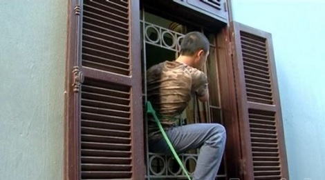 Cuộc truy lùng băng trộm đột nhập chuyên phá song cửa