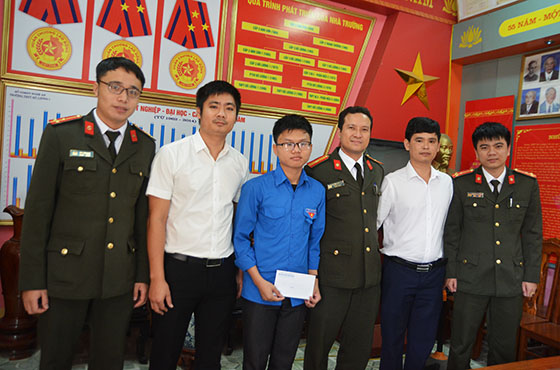Tuyên truyền pháp luật về pháo và tặng quà cho các em học sinh