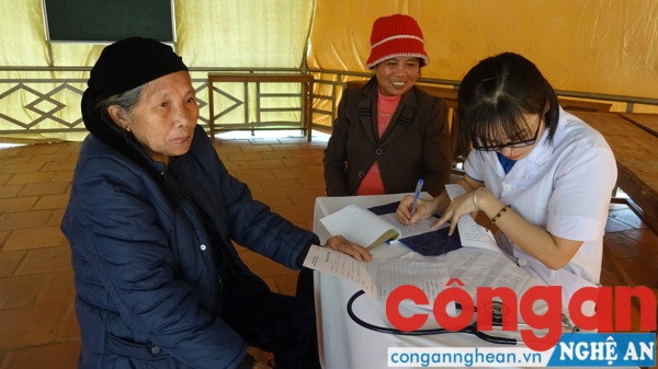 Khám và điều trị miễn phí cho người dân