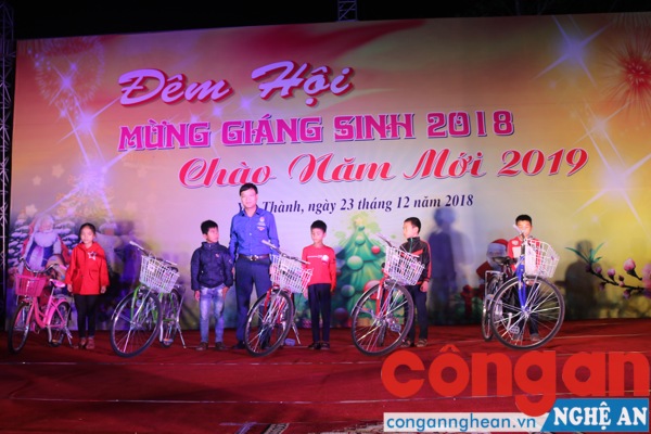 Tặng quà cho các em có hoàn cảnh khó khăn