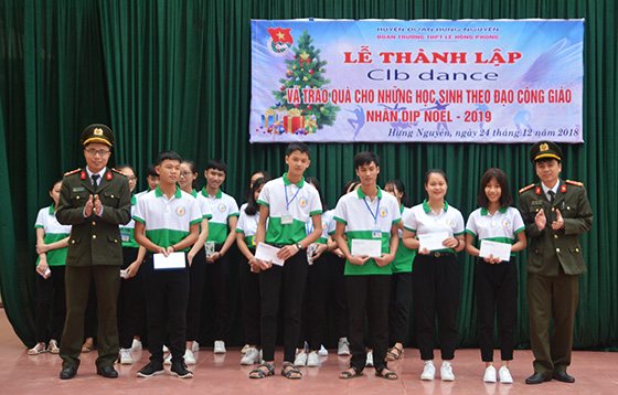 Trao tặng 5 suất học bổng cho các em học sinh theo đạo Công giáo nhân dịp Lễ Giáng sinh
