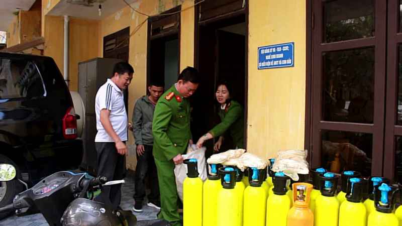 Lực lượng công an kiểm đếm tang vật      