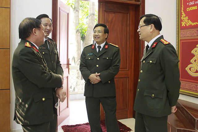 Đồng chí Đại tá Nguyễn Hữu Cầu, Giám đốc Công an tỉnh và đồng chí Đại tá Hồ Văn Tứ, Phó Giám đốc Công an tỉnh cùng lãnh đạo các phòng ban nghiệp vụ trao đổi về triển khai nhiệm vụ ở Công an TP Vinh.