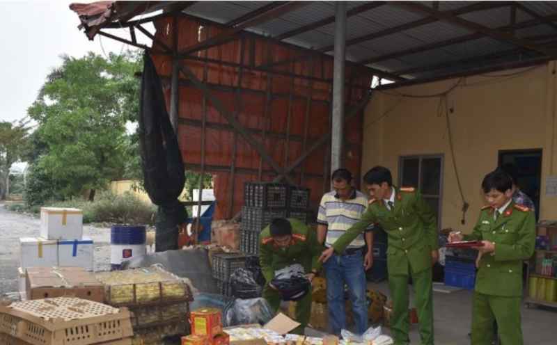 Xe khách nhưng chở đủ thứ hàng hóa không giấy tờ