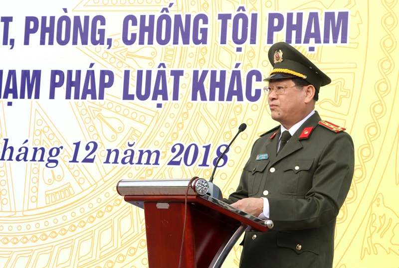 Đại tá Nguyễn Hữu Cầu - Giám đốc Công an tỉnh phát biểu quán triệt một số nội dung liên quan tại Lễ ra quân.
