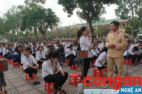 Hướng dẫn học sinh cách phòng, chống pháo và đảm bảo ATGT dịp Tết