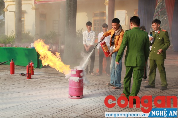 Bên cạnh đó, công tác phòng, chống cháy nổ cũng được các em trực tiếp trải nghiệm nếu sụ cố xảy ra