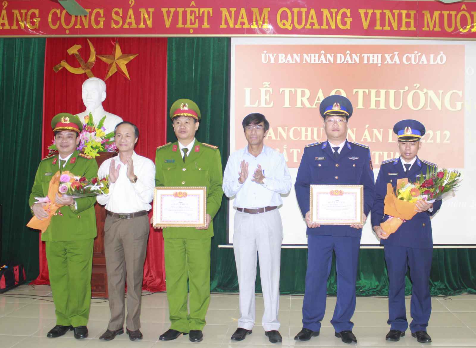 Trao thưởng Ban chuyên án bắt đối tượng vận chuyển 6 bánh hêrôin