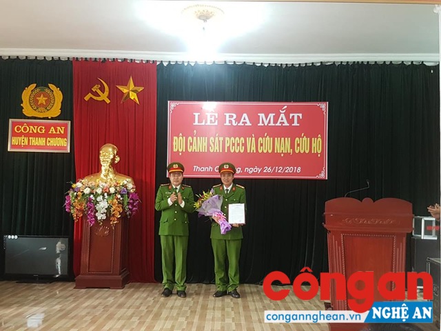 Đồng chí Đại tá Lương Thế Lộc, Trưởng Công an huyện trao Quyết định điều động bổ nhiệm đồng chí Đại úy Ngô Trí Hảo, Phó Đội trưởng Đội Xây dựng phong trào bảo vệ phong trào An ninh Tổ quốc giữ chức vụ Đội trưởng Đội CSPCCC&CNCH và 5 quyết định điều động cán bộ về nhận công tác tại Đội CSPCCC&CNCH