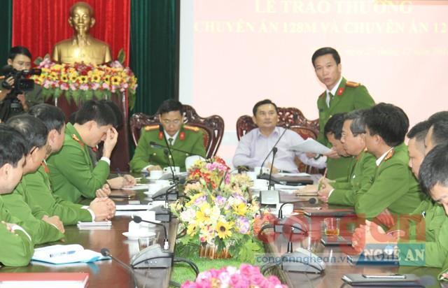 Đồng chí Trung tá Trần Đức Thân, Phó Trưởng Công an TP Vinh báo cáo quá trình đấu tranh chuyên án
